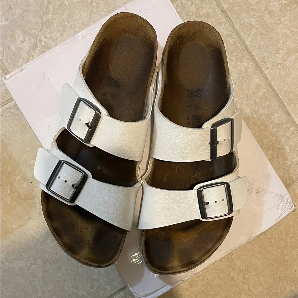 Birkenstock Arizona EU40 White Leather Sandals with Silver Buckles - Picture 2 of 6